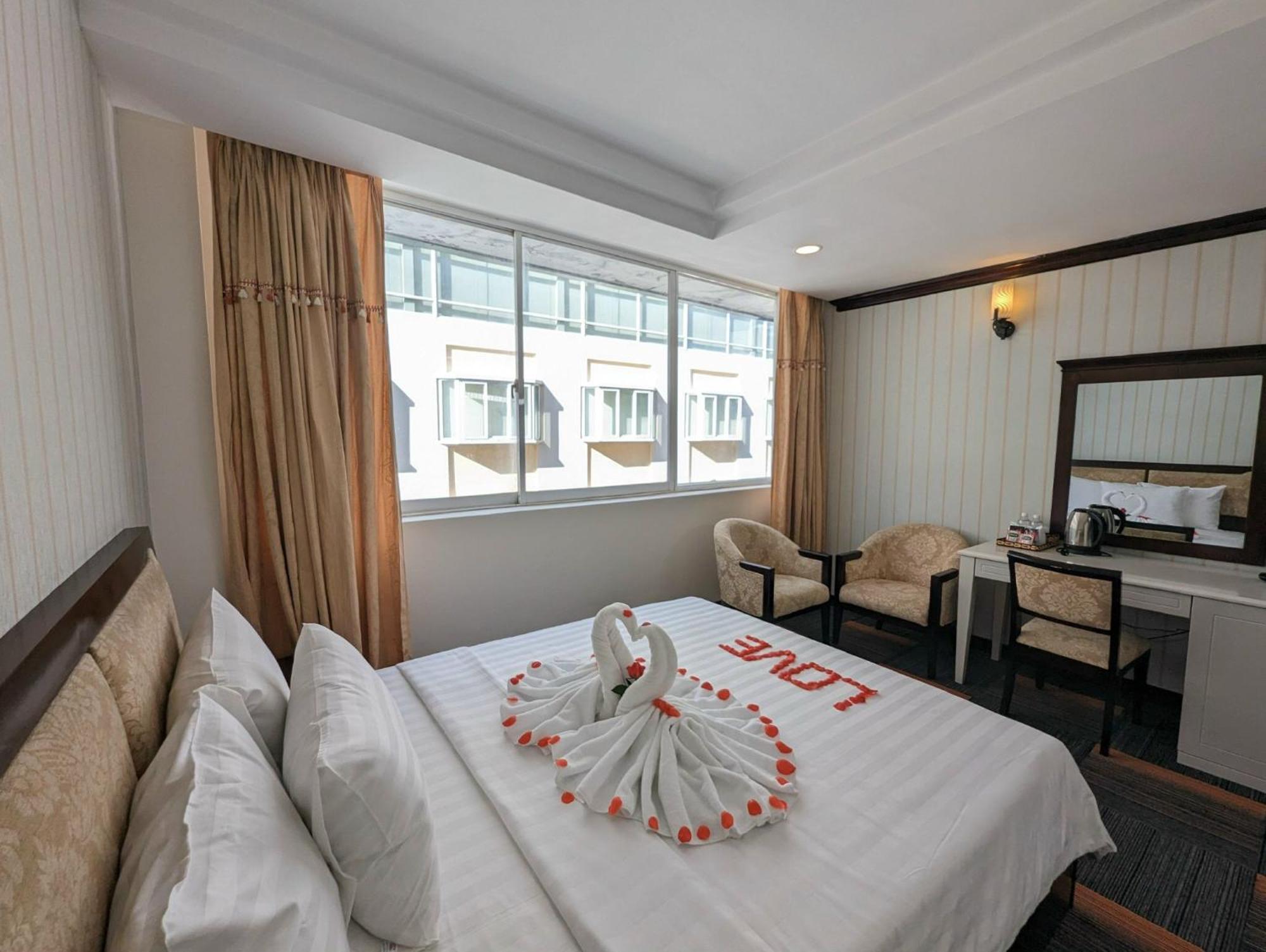 Dong Kinh Hotel Хошимин Екстериор снимка